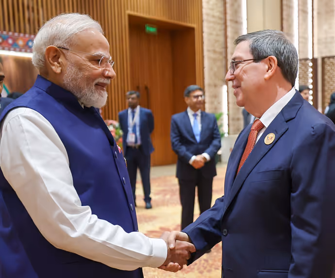 BRICS Summit Photos: पुतिन संग ठहाके, पेजेश्कियन को लगाया गले; भारत मंडपम की 10 खास तस्वीरें