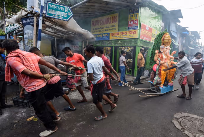 Ganesh Chaturthi : कोई कंधे पर तो कोई रिक्शा पर बप्पा को ला रहा घर, देखिए गणपति की 7 PH0TOS