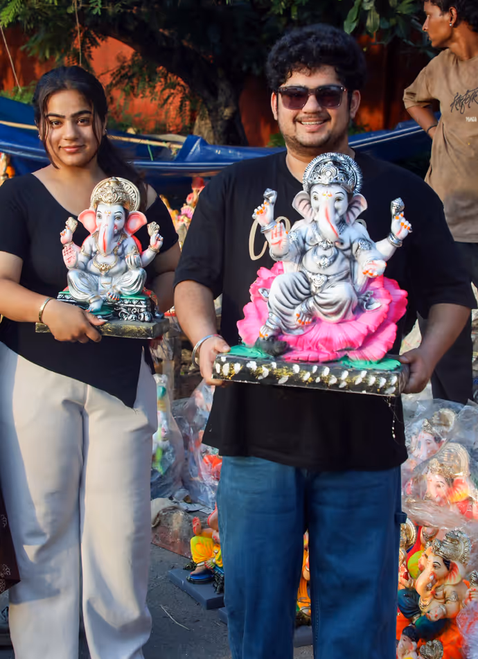 Ganesh Chaturthi : कोई कंधे पर तो कोई रिक्शा पर बप्पा को ला रहा घर, देखिए गणपति की 7 PH0TOS