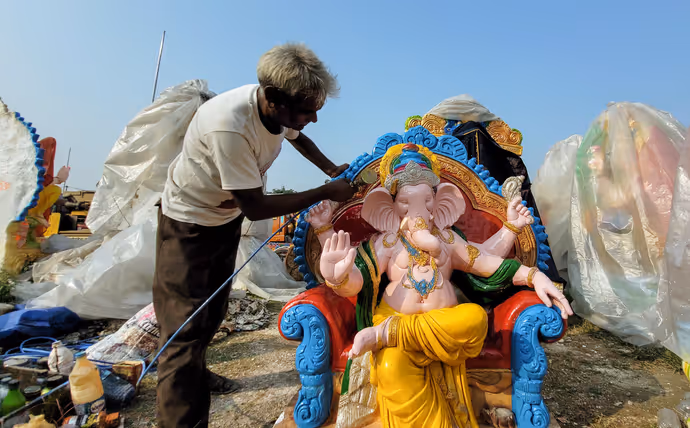 Ganesh Chaturthi : कोई कंधे पर तो कोई रिक्शा पर बप्पा को ला रहा घर, देखिए गणपति की 7 PH0TOS