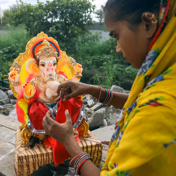 Ganesh Chaturthi : कोई कंधे पर तो कोई रिक्शा पर बप्पा को ला रहा घर, देखिए गणपति की 7 PH0TOS