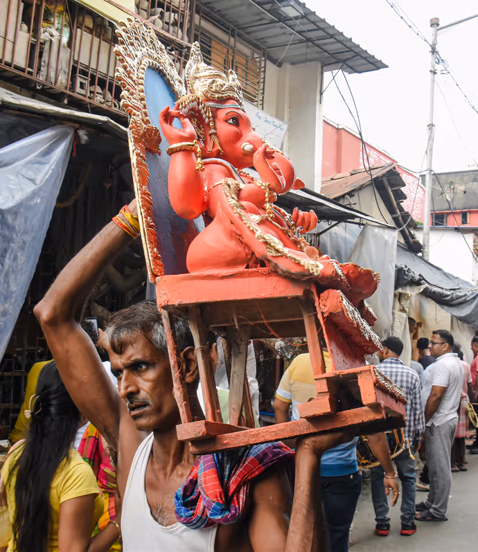 Ganesh Chaturthi : कोई कंधे पर तो कोई रिक्शा पर बप्पा को ला रहा घर, देखिए गणपति की 7 PH0TOS