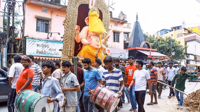 Ganesh Chaturthi : कोई कंधे पर तो कोई रिक्शा पर बप्पा को ला रहा घर, देखिए गणपति की 7 PH0TOS