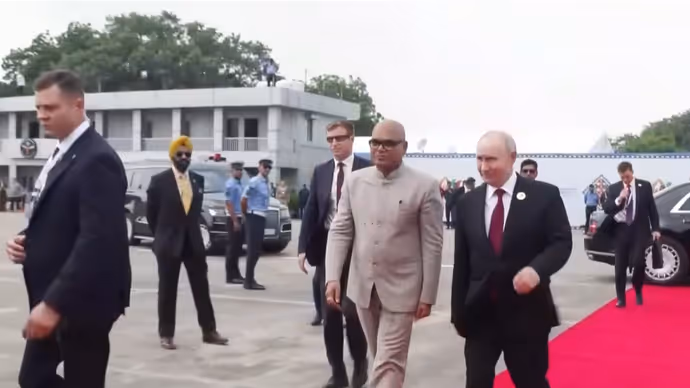 BRICS 2026: समिट के बाद दिल्ली से रवाना हुए पुतिन, देखें विदाई की 10 खास तस्वीरें