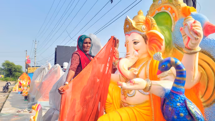 Ganesh Chaturthi : कोई कंधे पर तो कोई रिक्शा पर बप्पा को ला रहा घर, देखिए गणपति की 7 PH0TOS