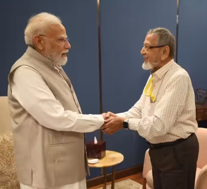 PM Modi से मिलने 900 KM दूर से आया बचपन का दोस्त, पुरानी यादें हुईं ताजा; देखें 5 खास PHOTOS