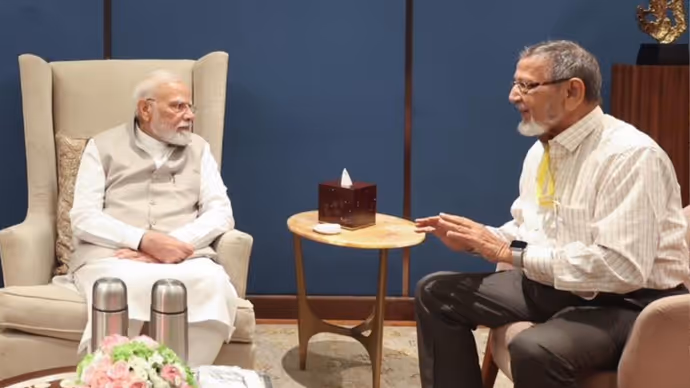 PM Modi से मिलने 900 KM दूर से आया बचपन का दोस्त, पुरानी यादें हुईं ताजा; देखें 5 खास PHOTOS