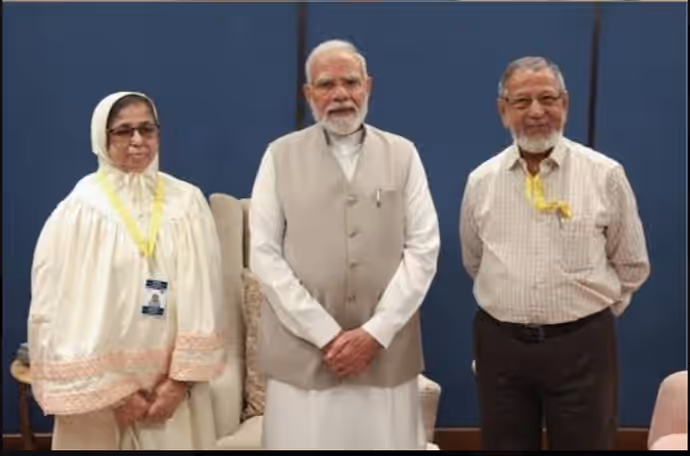 PM Modi से मिलने 900 KM दूर से आया बचपन का दोस्त, पुरानी यादें हुईं ताजा; देखें 5 खास PHOTOS