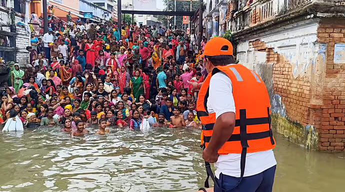 Bihar Flood: भागलपुर में गंगा का रौद्र रूप, 10 PHOTO में घर-दुकान से पार्क-मंदिर तक सब पानी में डूबे