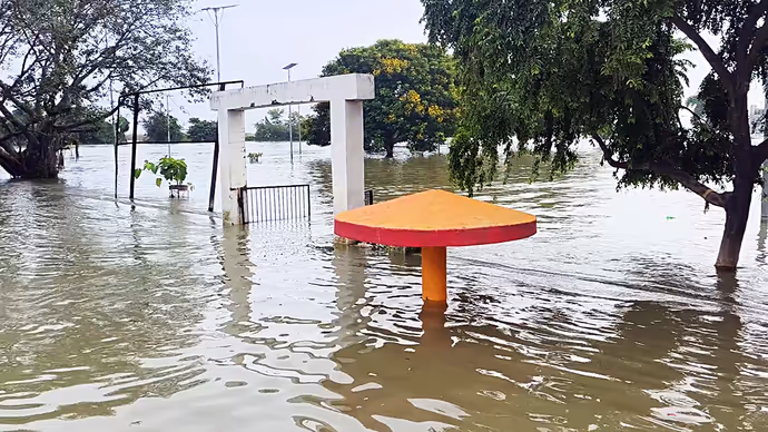 Bihar Flood: भागलपुर में गंगा का रौद्र रूप, 10 PHOTO में घर-दुकान से पार्क-मंदिर तक सब पानी में डूबे