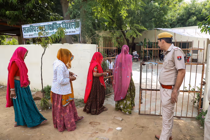 JaIpur Nikay Chunav: चूल्हा-चौंका छोड़ घूंघट में वोट डालने पहुंची बींदणी, देखिए 5 तस्वीरें