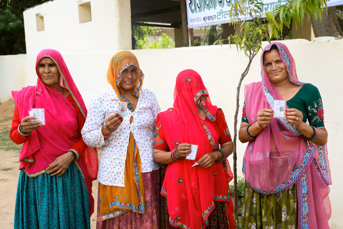 JaIpur Nikay Chunav: चूल्हा-चौंका छोड़ घूंघट में वोट डालने पहुंची बींदणी, देखिए 5 तस्वीरें