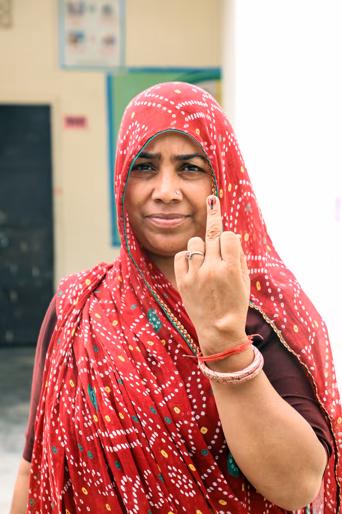 JaIpur Nikay Chunav: चूल्हा-चौंका छोड़ घूंघट में वोट डालने पहुंची बींदणी, देखिए 5 तस्वीरें
