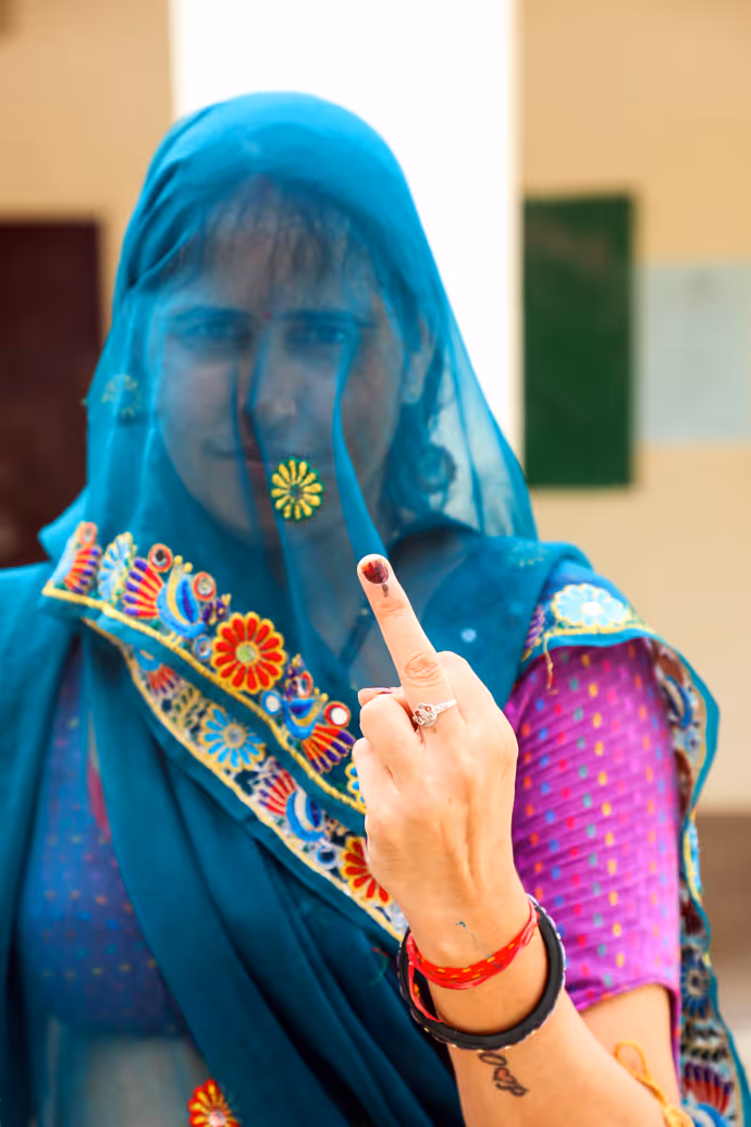 JaIpur Nikay Chunav: चूल्हा-चौंका छोड़ घूंघट में वोट डालने पहुंची बींदणी, देखिए 5 तस्वीरें
