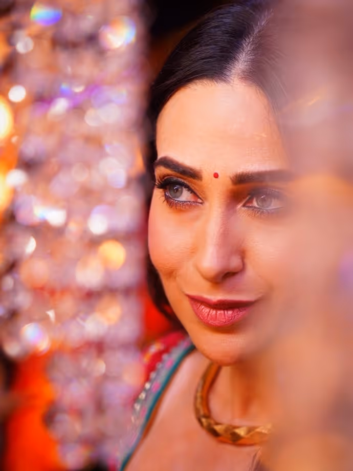 करिश्मा कपूर का लहंगा चोली लुक, 8 Photos में देखें 'लोलो' का शाही अंदाज