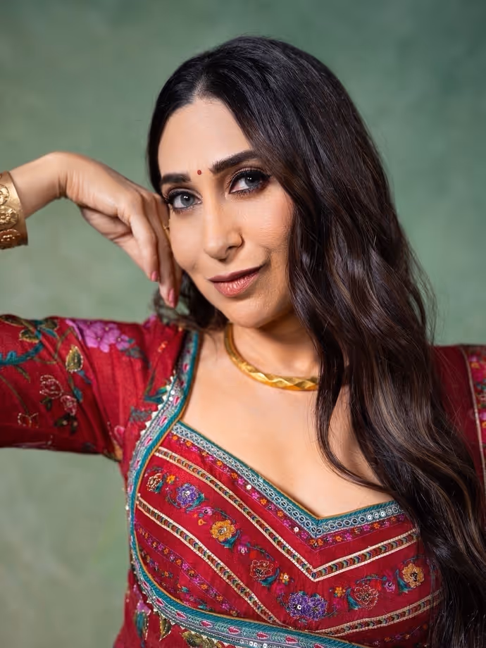 करिश्मा कपूर का लहंगा चोली लुक, 8 Photos में देखें 'लोलो' का शाही अंदाज