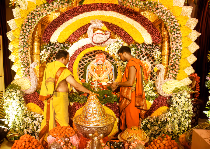 Ganesh Chaturthi : पुलिस के साइबर फ्रॉड रोकने वाले गणपति, देखिए बप्पा की 7 अद्भुत तस्वीरें