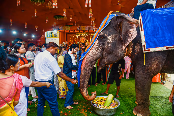 Ganesh Chaturthi : पुलिस के साइबर फ्रॉड रोकने वाले गणपति, देखिए बप्पा की 7 अद्भुत तस्वीरें