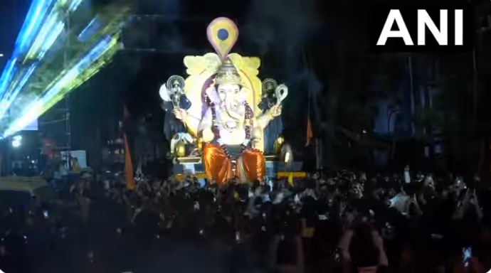 Ganesh Chaturthi : पुलिस के साइबर फ्रॉड रोकने वाले गणपति, देखिए बप्पा की 7 अद्भुत तस्वीरें