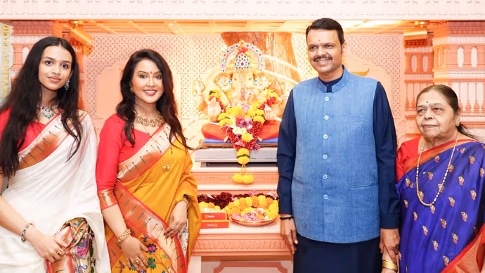 CM फडणवीस के घर विराजे गणपति बप्पा, बेहद खास है इस बार का पंडाल..7 PHOTOS में देखें नजारा