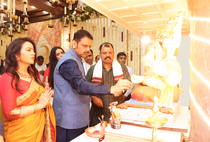 CM फडणवीस के घर विराजे गणपति बप्पा, बेहद खास है इस बार का पंडाल..7 PHOTOS में देखें नजारा