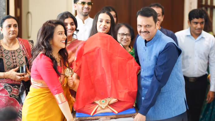 CM फडणवीस के घर विराजे गणपति बप्पा, बेहद खास है इस बार का पंडाल..7 PHOTOS में देखें नजारा