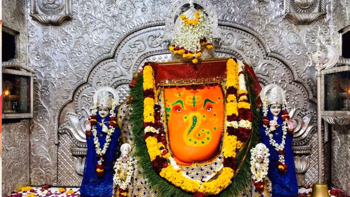 Ganesh Chaturthi: खजराना गणेश का शाही श्रृंगार, 7 करोड़ के गहनों से सजे बप्पा; देखें PHOTOS