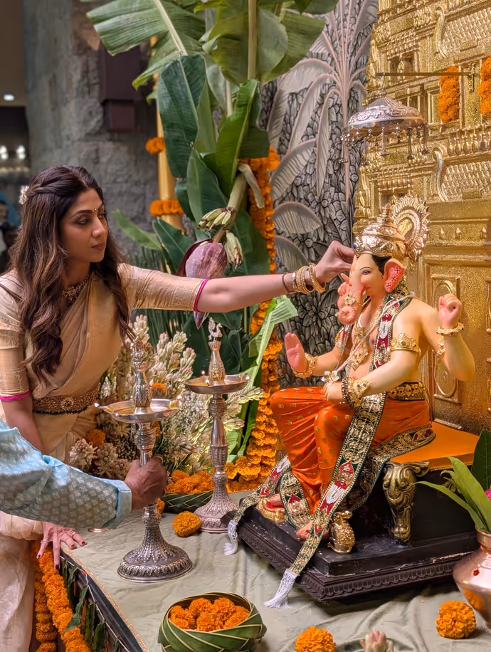 गणेश चतुर्थी के रंग में रंगे सेलेब्स, 10 Photos में देखें बप्पा का स्वागत