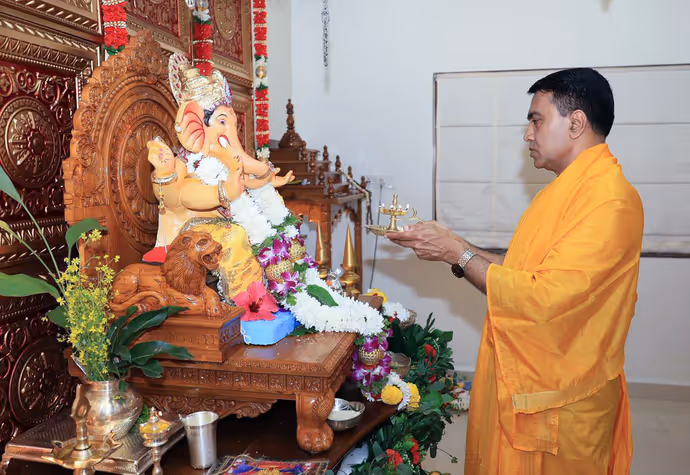 Ganesh Chaturthi: CM से मंत्रियों तक के घर विराजे बप्पा, 10 तस्वीरों में देखिए नेताओं के भव्य पंडाल
