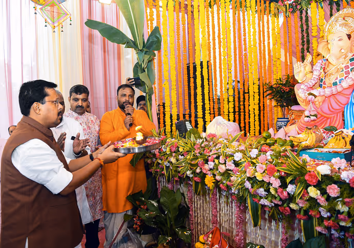 Ganesh Chaturthi: CM से मंत्रियों तक के घर विराजे बप्पा, 10 तस्वीरों में देखिए नेताओं के भव्य पंडाल