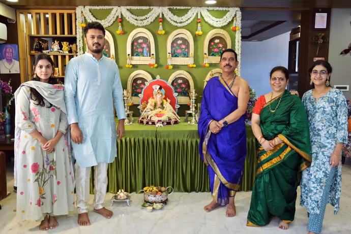 Ganesh Chaturthi: CM से मंत्रियों तक के घर विराजे बप्पा, 10 तस्वीरों में देखिए नेताओं के भव्य पंडाल