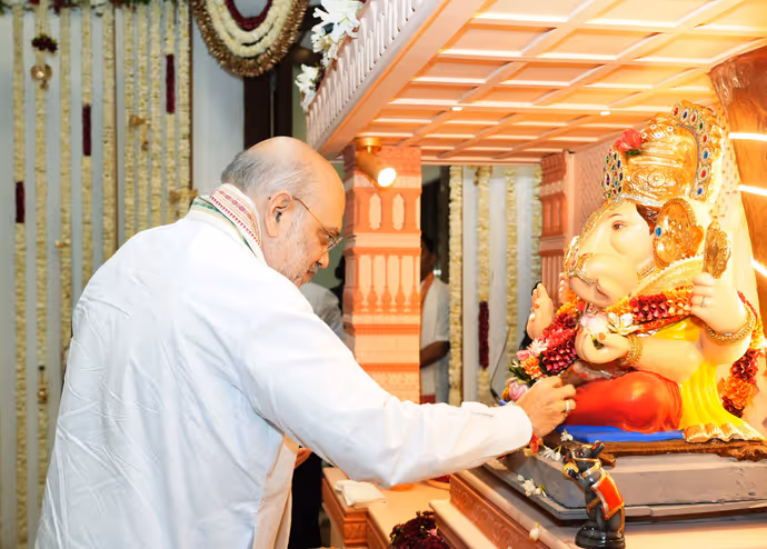 Ganesh Chaturthi: CM से मंत्रियों तक के घर विराजे बप्पा, 10 तस्वीरों में देखिए नेताओं के भव्य पंडाल