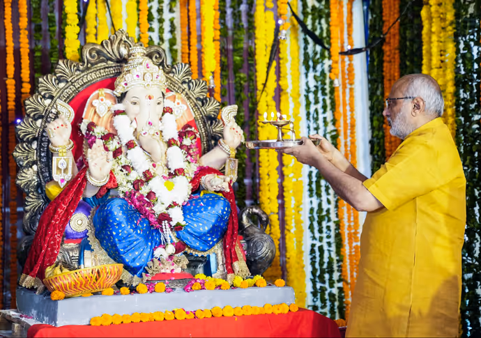 Ganesh Chaturthi: CM से मंत्रियों तक के घर विराजे बप्पा, 10 तस्वीरों में देखिए नेताओं के भव्य पंडाल