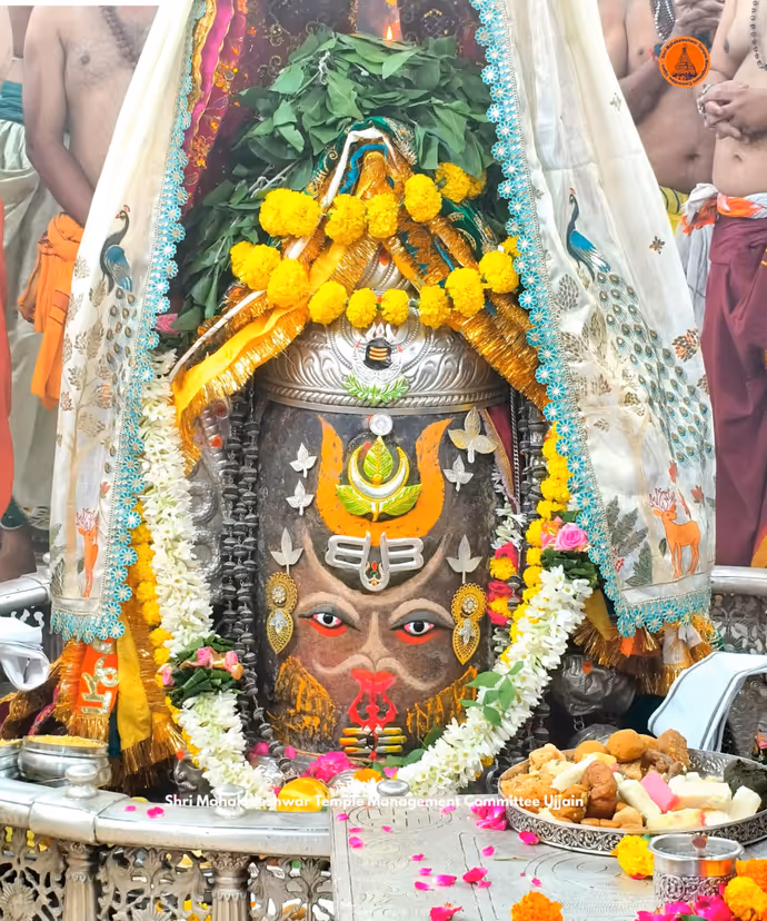 Mahakal Pics Today: चंदन-भस्म से सजें महाकाल, यहां देखें भस्मारती की आज की तस्वीरें