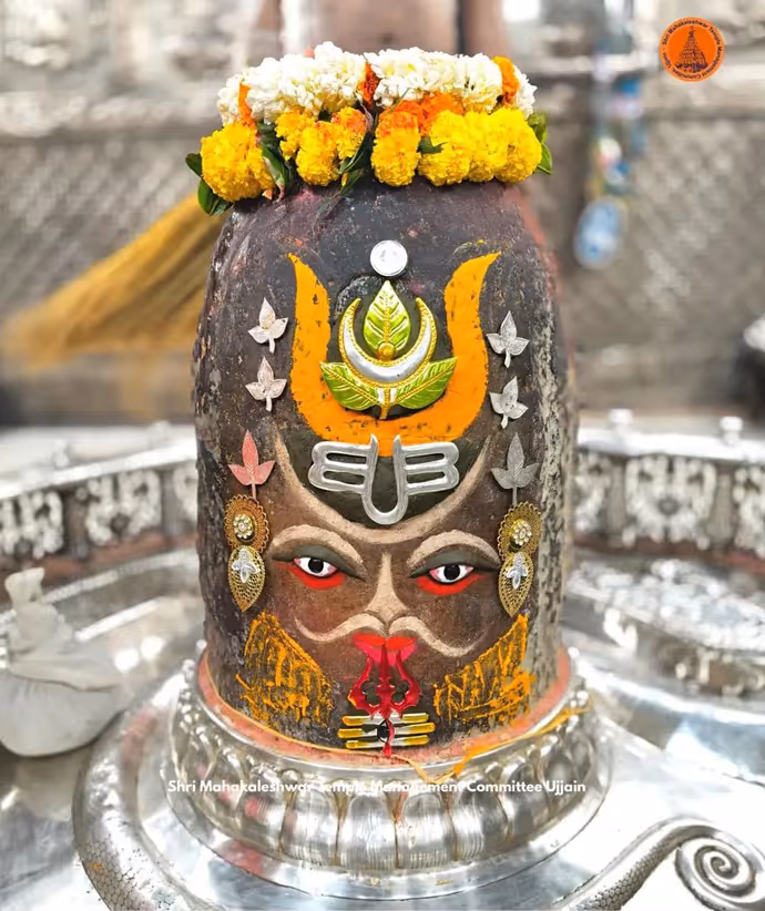 Mahakal Pics Today: चंदन-भस्म से सजें महाकाल, यहां देखें भस्मारती की आज की तस्वीरें