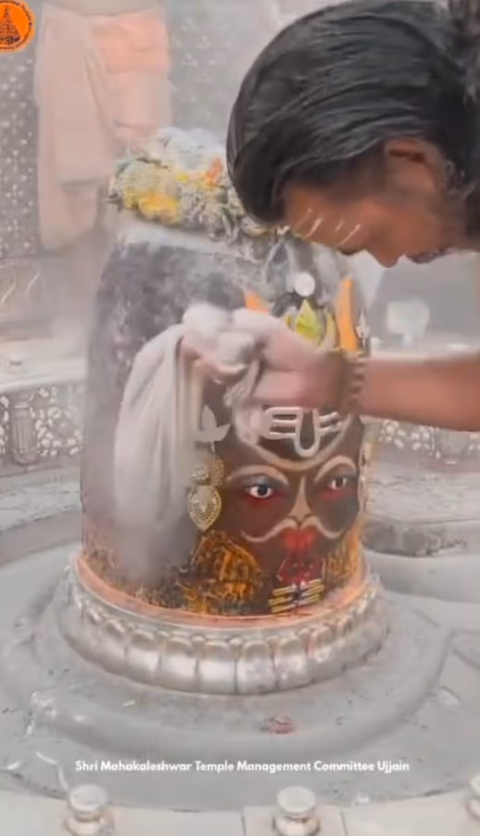 Mahakal Pics Today: चंदन-भस्म से सजें महाकाल, यहां देखें भस्मारती की आज की तस्वीरें