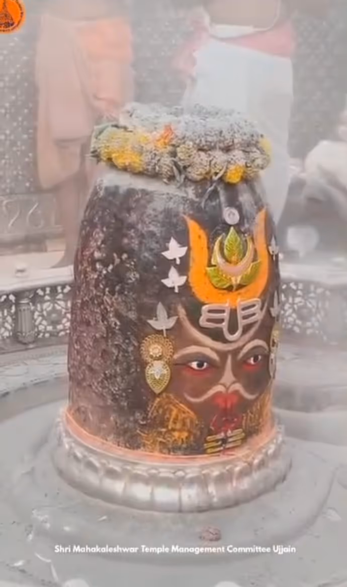 Mahakal Pics Today: चंदन-भस्म से सजें महाकाल, यहां देखें भस्मारती की आज की तस्वीरें