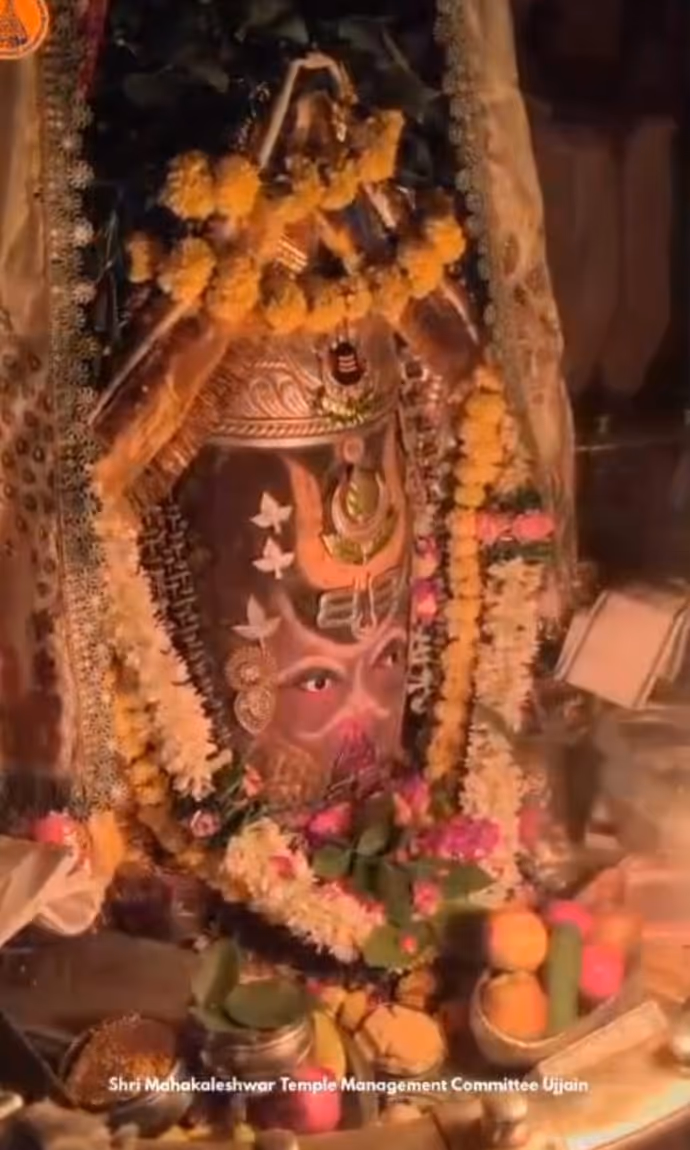 Mahakal Pics Today: चंदन-भस्म से सजें महाकाल, यहां देखें भस्मारती की आज की तस्वीरें