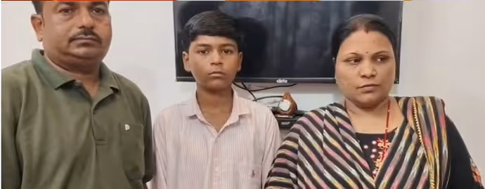 Neemuch School 9 PHOTO: खाना खाते छात्र को थप्पड़, लातें और धमकी! CCTV में कैद प्रिंसिपल की करतूत
