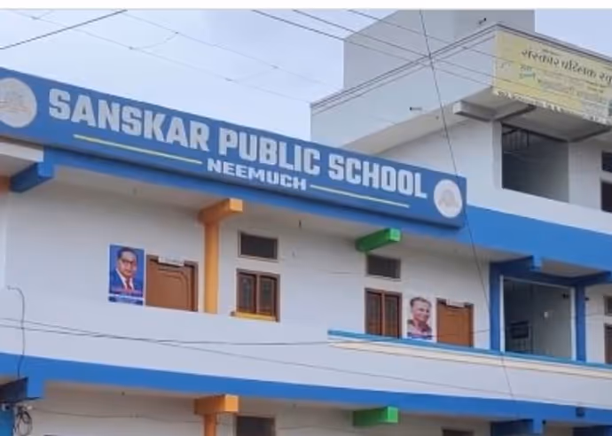 Neemuch School 9 PHOTO: खाना खाते छात्र को थप्पड़, लातें और धमकी! CCTV में कैद प्रिंसिपल की करतूत