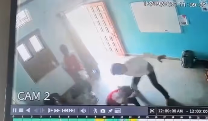 Neemuch School 9 PHOTO: खाना खाते छात्र को थप्पड़, लातें और धमकी! CCTV में कैद प्रिंसिपल की करतूत