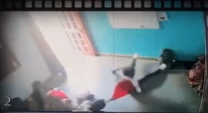 Neemuch School 9 PHOTO: खाना खाते छात्र को थप्पड़, लातें और धमकी! CCTV में कैद प्रिंसिपल की करतूत