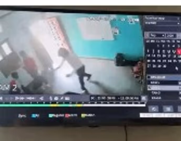 Neemuch School 9 PHOTO: खाना खाते छात्र को थप्पड़, लातें और धमकी! CCTV में कैद प्रिंसिपल की करतूत