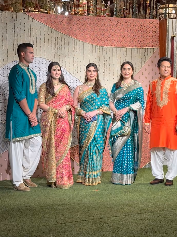 ग्रीन साड़ी में सचिन की बेटी ने ढाया कहर, 10 PHOTO में अंबानी के गणपति इवेंट में तेंदुलकर फैमिली का जलवा