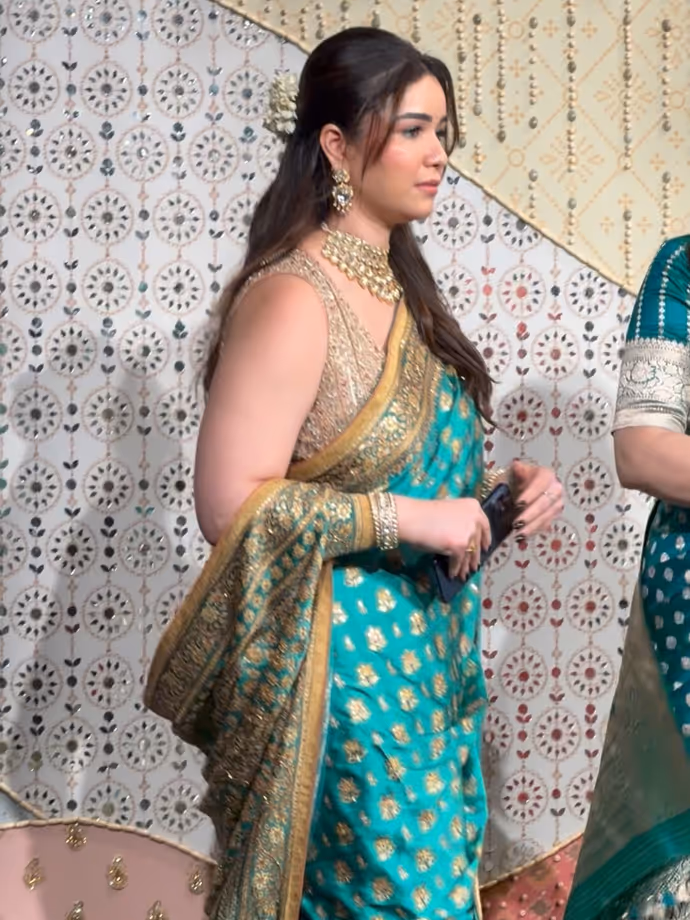 ग्रीन साड़ी में सचिन की बेटी ने ढाया कहर, 10 PHOTO में अंबानी के गणपति इवेंट में तेंदुलकर फैमिली का जलवा