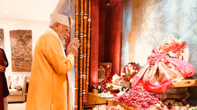 किसके घर पहुंचे PM मोदी? पीला कुर्ता-सफेद टोपी में की गणपति पूजा, देखें 5 शानदार PHOTO