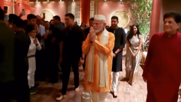 किसके घर पहुंचे PM मोदी? पीला कुर्ता-सफेद टोपी में की गणपति पूजा, देखें 5 शानदार PHOTO