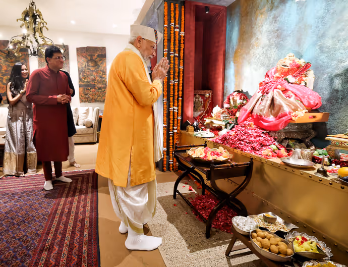 किसके घर पहुंचे PM मोदी? पीला कुर्ता-सफेद टोपी में की गणपति पूजा, देखें 5 शानदार PHOTO