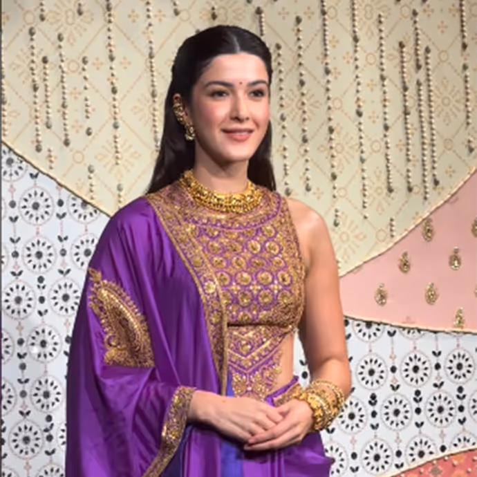 अंबानी के गणपति इवेंट में करीना संग धोती पहन पहुंचे सैफ अली खान, 10 तस्वीरों में सितारों का जलवा