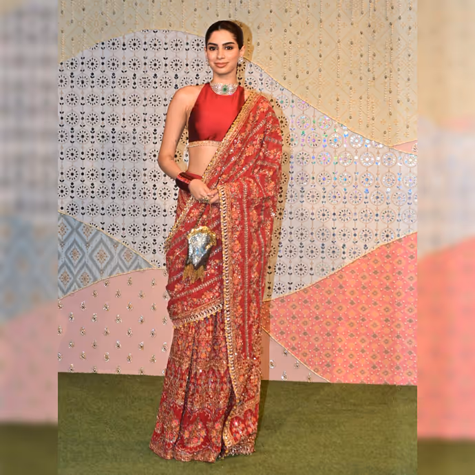 अंबानी के गणपति इवेंट में करीना संग धोती पहन पहुंचे सैफ अली खान, 10 तस्वीरों में सितारों का जलवा
